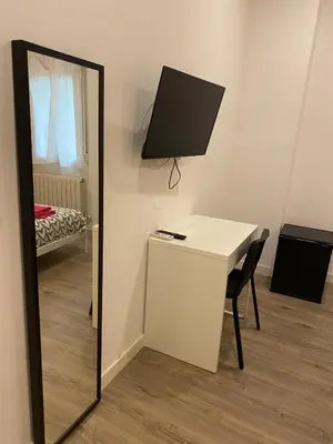 Una televisión o centro de entretenimiento en Hostal Goyal Pizarro