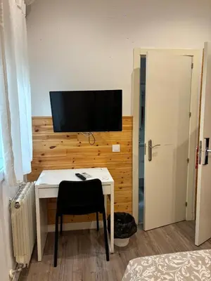 Una televisión o centro de entretenimiento en Hostal Goyal Pizarro