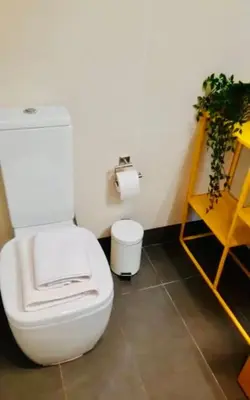 Un baño de ATICO CON TERRAZA - cerca a MADRID RIO