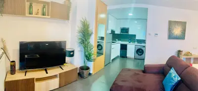 Una televisión o centro de entretenimiento en ATICO CON TERRAZA - cerca a MADRID RIO
