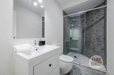Un baño de Nuevo y Céntrico Apt 7px en plena Plaza del Carmen E2