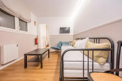 Una televisión o centro de entretenimiento en Confortable 2H y 1B Delicias-Madrid Rio B