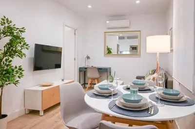 Una televisión o centro de entretenimiento en For You Rentals Apartamento temporal Moderno en Acacias con Excelente Ubicación en el Centro de Madrid PDE571