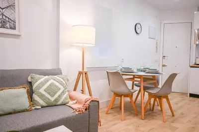 Zona de estar de For You Rentals Apartamento temporal Moderno en Acacias con Excelente Ubicación en el Centro de Madrid PDE571