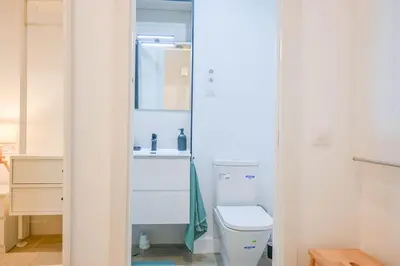 Un baño de For You Rentals Apartamento temporal Moderno en Acacias con Excelente Ubicación en el Centro de Madrid PDE571