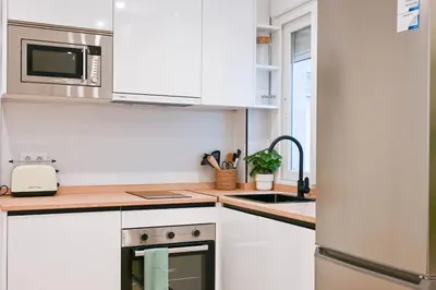 Una cocina o zona de cocina en For You Rentals Apartamento temporal Moderno en Acacias con Excelente Ubicación en el Centro de Madrid PDE571