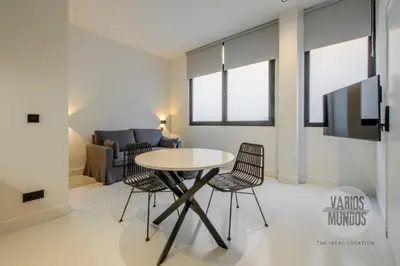 Una televisión o centro de entretenimiento en Ritmo en Madrid para 2, vive Mira el Río Alta 10 E3