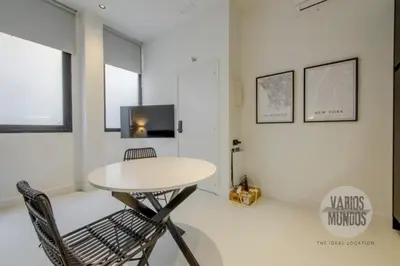 Una televisión o centro de entretenimiento en Ritmo en Madrid para 2, vive Mira el Río Alta 10 E3