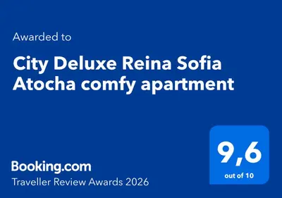 Certificado, premio, señal o documento que está expuesto en City Deluxe Reina Sofia Atocha comfy apartment