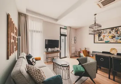 Una televisión o centro de entretenimiento en City Deluxe Reina Sofia Atocha comfy apartment