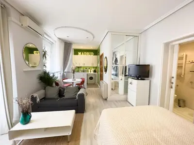 Una televisión o centro de entretenimiento en DISFRUTA del Barrio de las Letras Tu segundo hogar en Madrid