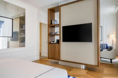Una televisión o centro de entretenimiento en El Autor Hotel, Madrid, Autograph Collection