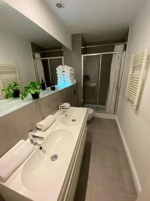 Un baño de CH Six Rooms Relatores