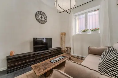 Una televisión o centro de entretenimiento en Cozy Stylish - 1Bedroom 1Bath - Malasaña
