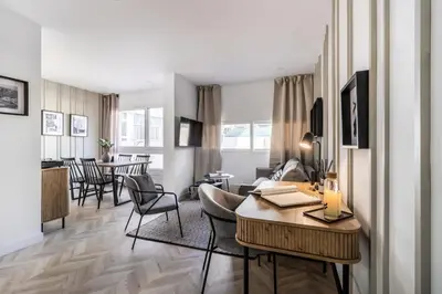 Una televisión o centro de entretenimiento en Abanico - 1 bedroom and pool in Chamberí