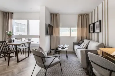 Una televisión o centro de entretenimiento en Abanico - 1 bedroom and pool in Chamberí