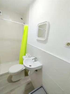 Un baño de JM11SI Piso 2 dormitorios WIFI Fibra