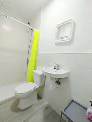 Un baño de JM11SI Piso 2 dormitorios WIFI Fibra