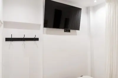 Una televisión o centro de entretenimiento en Malasaña Apartment, Apartamento central y acogedor