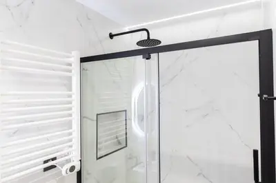 Un baño de Malasaña Apartment, Apartamento central y acogedor