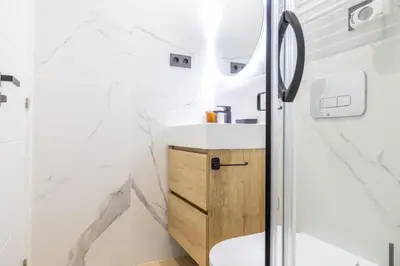Un baño de Malasaña Apartment, Apartamento central y acogedor