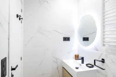 Un baño de Malasaña Apartment, Apartamento central y acogedor