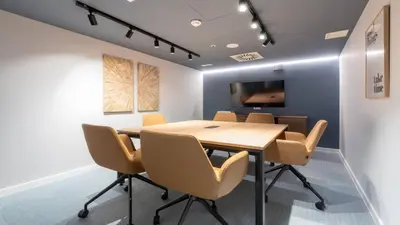 Una televisión o centro de entretenimiento en Hotel Nido Príncipe Pío