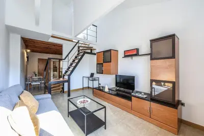 Una televisión o centro de entretenimiento en Atico-dúplex con dormitorio y terraza, Goya