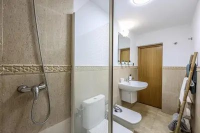 Un baño de Atico-dúplex con dormitorio y terraza, Goya