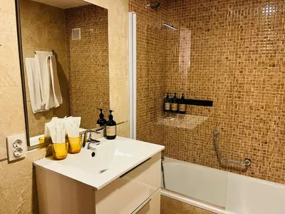 Un baño de AparthotelTribunal