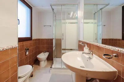 Un baño de Luminoso, céntrico y silencioso