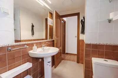 Un baño de Luminoso, céntrico y silencioso