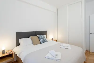 Cama o camas de una habitación en CLARAVAL - Apartamento con Despacho en Chamberí, Madrid