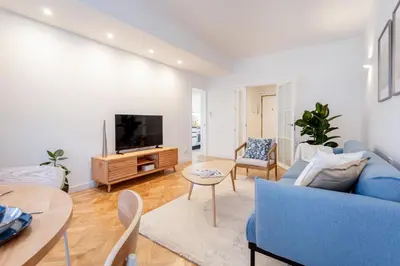 Una televisión o centro de entretenimiento en CLARAVAL - Apartamento con Despacho en Chamberí, Madrid