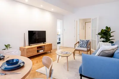 Una televisión o centro de entretenimiento en CLARAVAL - Apartamento con Despacho en Chamberí, Madrid