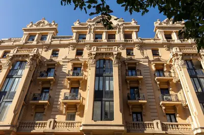 Edificio en el que se encuentra el hostal o pensión