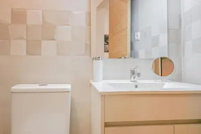 Un baño de For You Rentals Moderno y Acogedor Apartamento Temporal ARG240D