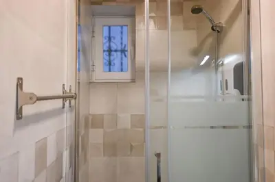 Un baño de For You Rentals Moderno y Acogedor Apartamento Temporal ARG240D