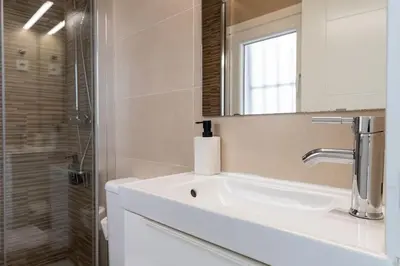 Un baño de AR Lavapiés céntrico apartamento con patio