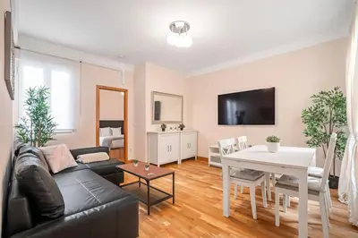 Una televisión o centro de entretenimiento en Spacious modern flat in the centre of Madrid - Infantas