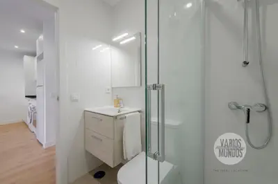 Un baño de Descanso con parking para 4, vive la Latina