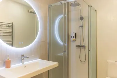 Un baño de For You Rentals Liria Un Espacio de Elegancia y Confort en la ciudad Temporal PDD2913
