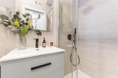 Un baño de dPlace To Be - Apartamentos en Barrio de Salamanca