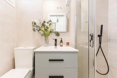Un baño de dPlace To Be - Apartamentos en Barrio de Salamanca