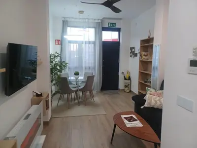 Una televisión o centro de entretenimiento en El Paseo a Madrid 169 - Junto a la Casa de Campo
