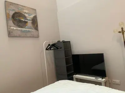 Una televisión o centro de entretenimiento en Estudio en Guindalera cerca del centro 2D