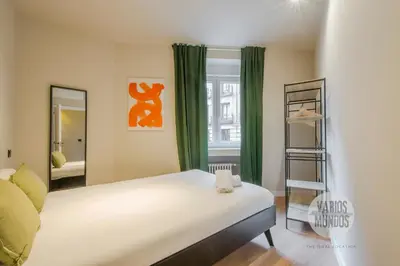 Cama o camas de una habitación en Escapada Chic para 12, conoce Toledo 77