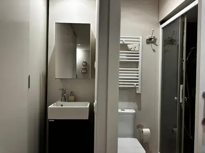 Un baño de estudio en el centro de Madrid