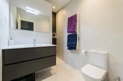 Un baño de Modern Condo in Goya with Balcony - Retiro park