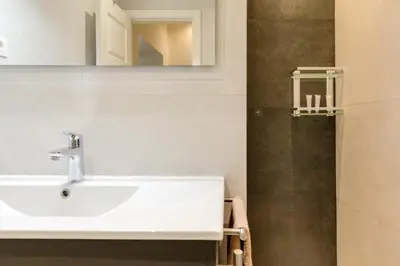 Un baño de Modern Condo in Goya with Balcony - Retiro park